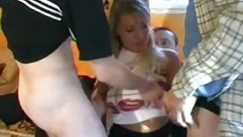 Si Daisy Marie ay lumilipad sa kanyang mga laruan