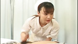 maliit na payat na batang babae na kumakain ng puki