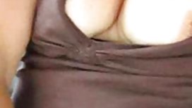 Ang tatu na lesbian teen na tattooed kumakain ng babe na may baso