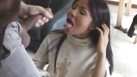 Nakuha ng asian schoolgirl ang kanyang anus na minasa ng isang random na toro