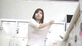 Malalang hayop na humahampas ng pinong tinedyer na asno tulad ng isang baliw
