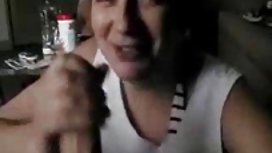 Ang Katutubong Muslim ay masigasig na binubuksan ang kanyang mga binti