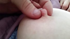 Ang British MILF ay may spank teen at sila ay lumubog
