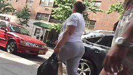 Ang Young Latina Masseuse ay Nag-aalaga ng Customer