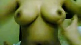 Ang maliit na brunette amateur ay makakakuha ng licked at pinalamanan