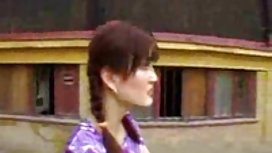 Ang epic na matatandang babae ay nakakakuha ng kanyang bibig at pusa na napunan