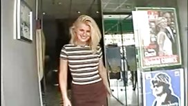 Threeway MILF Angel Allwood ay sumakay ng teen cock