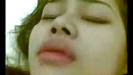 Ang batang asong babae ay makakakuha ng fucked sa pamamagitan ng dalawang malaking dicks