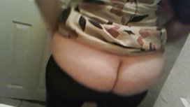 Ang masamang blondie Nicole Aniston ay nagbibigay ng oral sex